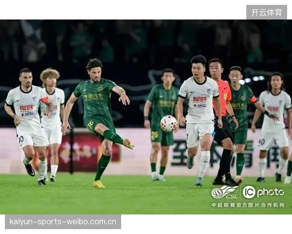浙江绿城3比2逆转大连英博，王钰栋头槌破门夺冠梦想再近一步——从逆风赛场到冠军梦想的坚持